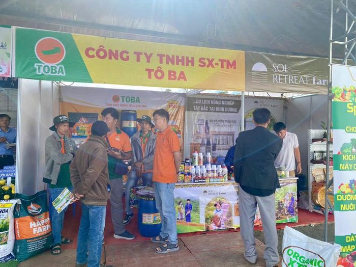 Gian hàng các sản phẩm phục vụ cho nông nghiệp cũng được nhiều du khách quan tâm.