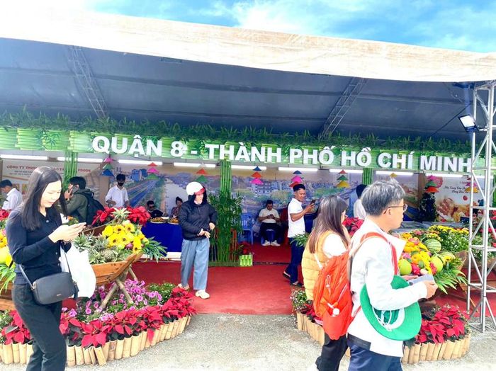 Gian hàng của Quận 8, TP HCM cũng được nhiều du khách quan tâm.