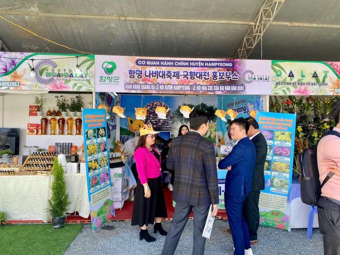 Đặc biệt có gian hàng của cơ quan hành chính huyện Hampyeong (Hàn Quốc).
