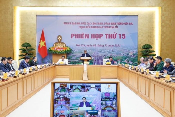 Thủ tướng nhấn mạnh yêu cầu bảo đảm tiến độ, chất lượng, kỹ thuật, mỹ thuật, an toàn, vệ sinh môi trường và đặc biệt là không lấy đấu thầu làm nơi trú ẩn an toàn cho "quân xanh, quân đỏ" - Ảnh: VGP/Nhật Bắc