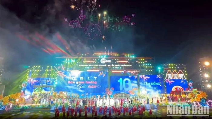 Chương trình ánh sáng nghệ thuật bằng thiết bị bay không người lái (drone light show) và pháo hoa nghệ thuật tầm thấp khép lại Lễ khai mạc Festival Hoa Đà Lạt lần thứ 10.