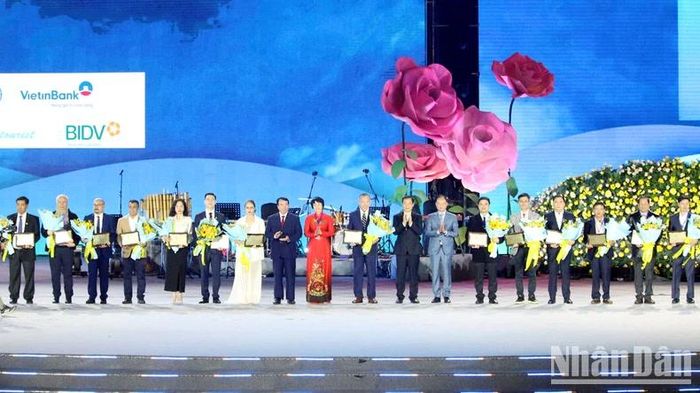 Lãnh đạo tỉnh Lâm Đồng tri ân các nhà tài trợ.
