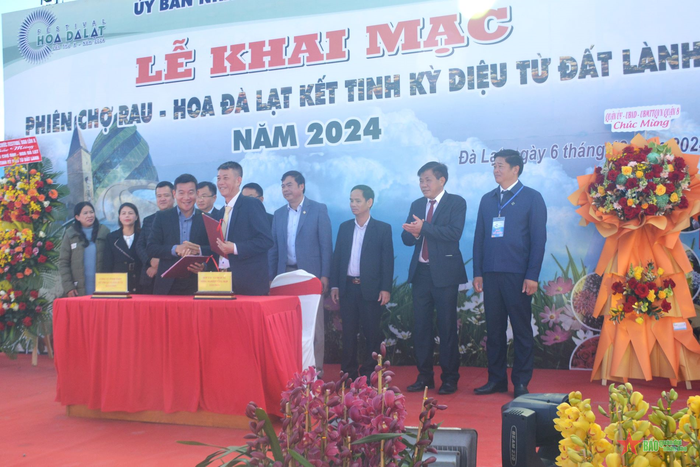  Ký kết hợp tác tiêu thụ nông sản.