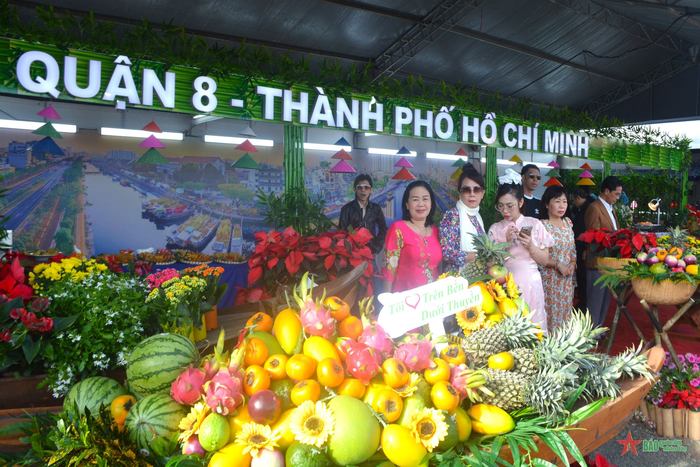 Quầy nông sản của quận 8, TP Hồ Chí Minh tại phiên chợ. 