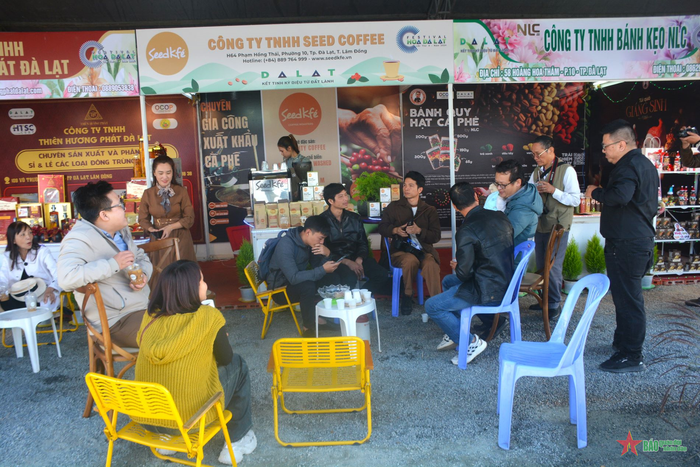  Khách thưởng thức trà và cà phê tại phiên chợ rau, hoa.