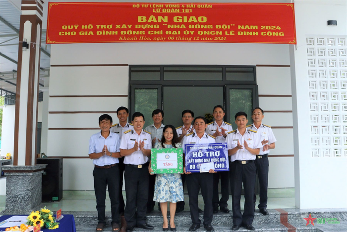 Lữ đoàn 101 tặng quà gia đình Đại úy QNCN Lê Đình Công. 