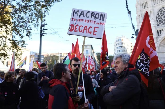  Người dân Pháp biểu tình ở Marseille yêu cầu Tổng thống Macron từ chức ngày 5-12. Ảnh: Al Jazeera 