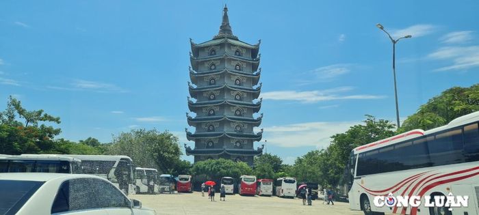  Chùa Linh Ứng Sơn Trà, một địa điểm du lịch tâm linh nổi tiếng tại Đà Nẵng luôn thu hút đông đảo du khách trong và ngoài nước đến tham quan. 