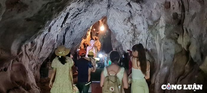  Về tiêu chí văn hóa ứng xử, khách du lịch đến Đà Nẵng được khuyến khích sử dụng trang phục lịch sự, kín đáo khi tham quan các di tích văn hóa lịch sử, địa điểm tâm linh. Ảnh: Du khách tham quan một hang động tại danh thắng Ngũ Hànhh Sơn. 