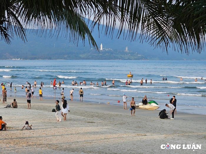  Bộ tiêu chí Văn hóa Du lịch Đà Nẵng được ban hành nhằm xây dựng và duy trì hình ảnh thành phố du lịch xanh, sạch, đẹp, văn minh, mến khách. Ảnh: Du khách đang vui chơi, tắm biển tại bãi biển Mỹ Khê (Đà Nẵng). 
