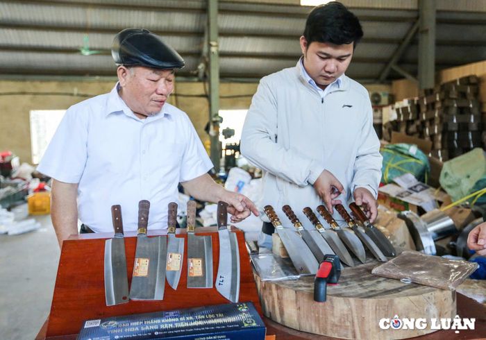  Ngoài ra, còn có thể mua các sản phẩm đem về sử dụng, giá cả không quá đắt mà chất lượng luôn đảm bảo. Hoặc du khách có thể tự tay làm một con dao hay chiếc búa dưới sự hướng dẫn của những người thợ lành nghề. 