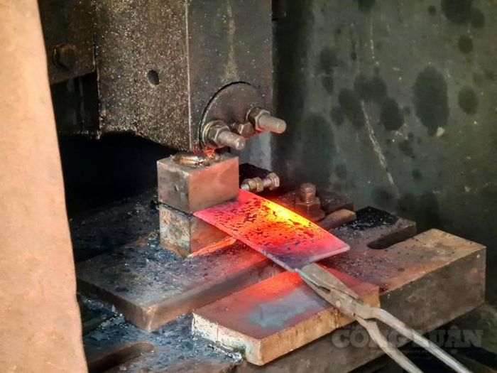  Những năm về trước, các công đoạn đều được làm thủ công và đòi hỏi nhiều sức người. Ngày nay, cùng với sự phát triển của khoa học kĩ thuật, máy móc dần dần được đưa vào quy trình sản xuất, giúp người thợ không còn vất vả như xưa. Các hộ đã tự trang bị cho mình các loại máy móc để giải phóng sức lao động như máy mài, máy cán thép, búa máy, máy dập, máy cắt gọt kim loại, máy phay... 