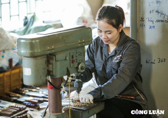  Ngoài mang lại hiệu quả kinh tế cao, nghề rèn còn giải quyết việc làm cho hàng trăm lao động địa phương. Nhờ có nghề rèn, cuộc sống của nhiều gia đình tại xã Tiến Lộc đã có thu nhập ổn định. 