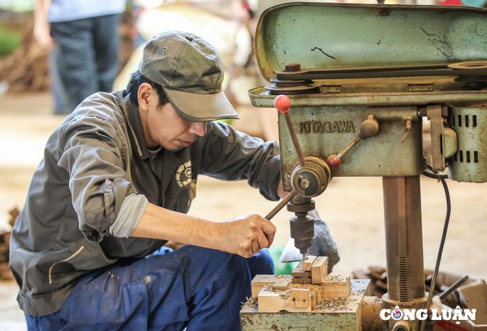  Công việc của nghề rèn ngoài cần sức khỏe, thì người thợ phải tỉ mỉ, khéo léo mới cho ra những sản phẩm (là dao kéo, cuốc xẻng...) đạt chất lượng tốt nhất 