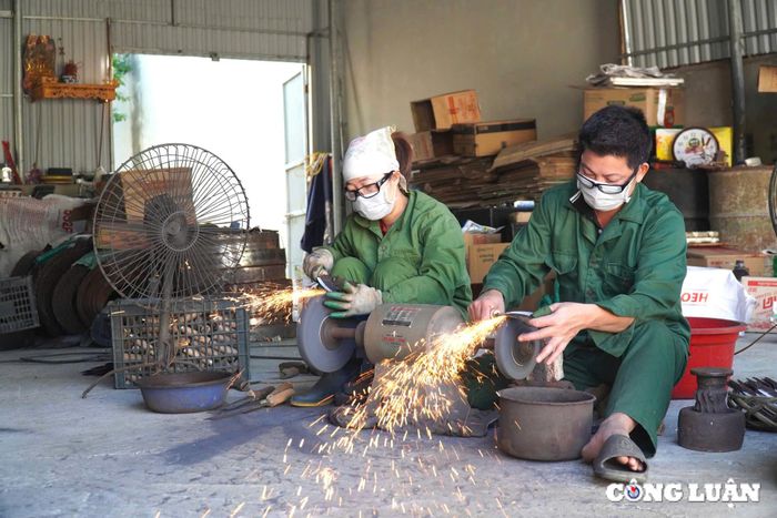  Theo chia sẻ của người dân nơi đây, để tạo ra một con dao vừa bền vừa sắc bén, những người thợ thường sử dụng 2 loại kim loại: Sắt non (có tính chất mềm, dẻo dai) để làm thân dao và thép (có độ cứng cao) để làm phần lưỡi dao. Công đoạn kết hợp 2 loại này chia ra làm nhiều công đoạn nhỏ. Sau đó tới mài, công đoạn này sẽ tạo hình dao. Người thợ rèn sẽ mài theo 4 mặt dao rồi cuối cùng là tới lắp cán. 