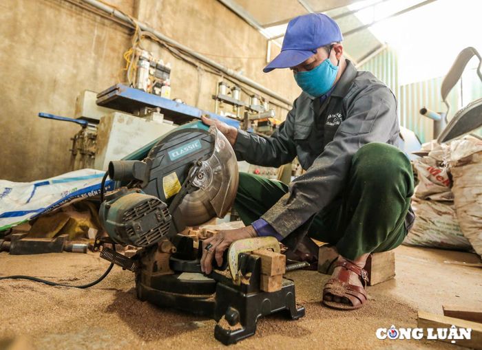  Hiện tại, thu nhập bình quân của mỗi lao động ở làng rèn vào khoảng 200 - 300 nghìn đồng/ngày. Những ngày thường công việc ở đây đã tất bật. Thời điểm gần tết là lúc làng rèn cho thu nhập cao nhất trong năm, vì vậy, các lao động ở đây thường làm tăng ca để kịp giao hàng cho khách. 