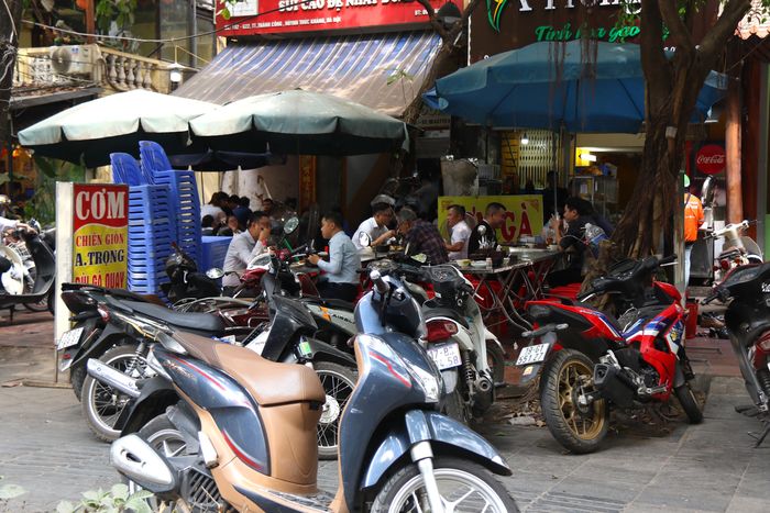  Trên phố Huỳnh Thúc Kháng (quận Đống Đa), các phương tiện bị xếp ngang dọc, chiếm dụng gần hết phần vỉa hè để kinh doanh quán ăn. 