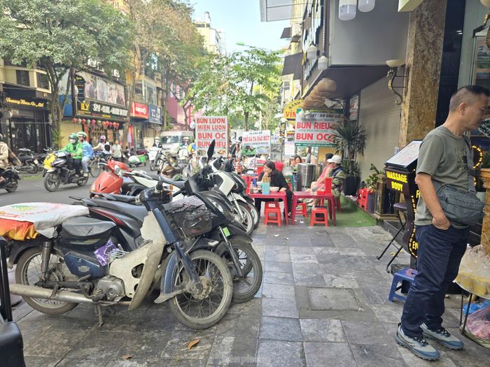  Do diện tích nhỏ, nhiều cửa hàng chỉ đủ diện tích làm nơi chế biến; khách hàng, bàn ghế và phương tiện chiếm trọn vỉa hè. 