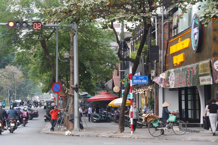  Thực tế, nhiều vỉa hè tại một số tuyến đường được chọn thí điểm vẫn đang bị chiếm dụng để trở thành nơi phục vụ kinh doanh, buôn bán. 
