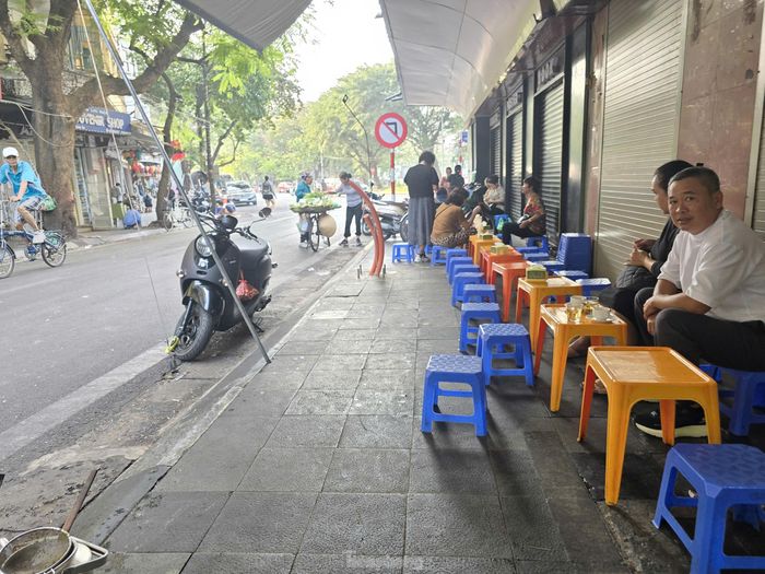 Nhiều tuyến phố tại quận Hoàn Kiếm là địa điểm được nghiên cứu cho thuê. Tuy nhiên, một số cửa hàng tại đây tranh thủ "xí phần" trên vỉa hè để kinh doanh. 