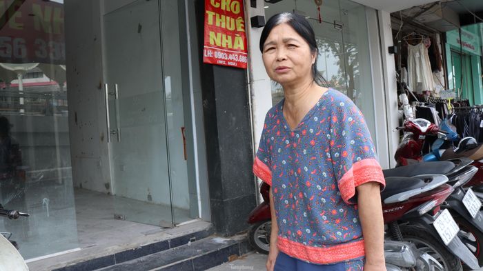  Tại quận Đống Đa, vỉa hè phố Chùa Bộc cũng thuộc diện nghiên cứu áp dụng một trong 9 mô hình để cho thuê. Theo bà Lan, chủ cửa hàng kinh doanh trên phố Chùa Bộc, việc kinh doanh của gia đình phải gắn với chỗ để xe. Với mặt bằng như tại tuyến phố, việc áp dụng cho thuê từ 20-40.000 đồng/1m2 không phải rẻ nhưng chấp nhận được. "Nếu được áp dụng cho thuê thì tốt quá vì vỉa hè là vấn đề đau đáu của người dân kinh doanh như chúng tôi bao lâu nay. Nếu được triển khai, các đơn vị về đây kinh doanh cũng được tạo điều kiện về mặt bằng để buôn bán lâu dài", bà Lan cho biết. 