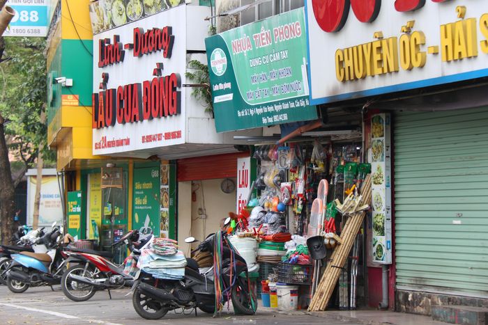  Các hộ kinh doanh tại phố Nguyễn Khánh Toàn (quận Cầu Giấy) ngang nhiên bày bán hàng hóa trên vỉa hè. 