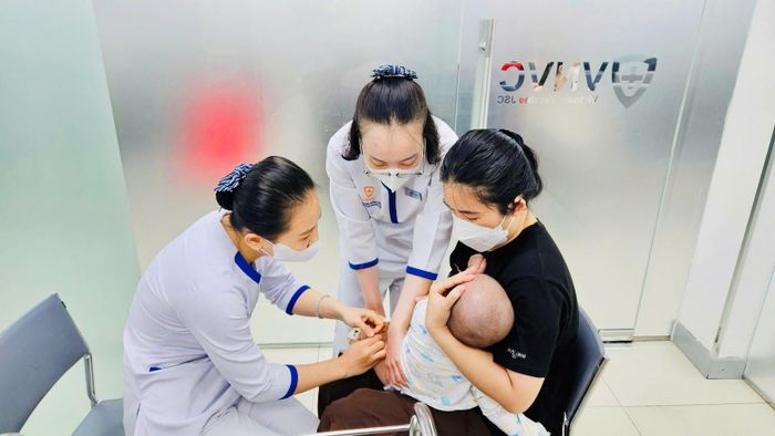  Trẻ tiêm vắc xin phòng cúm. Ảnh: Mộc Thảo 