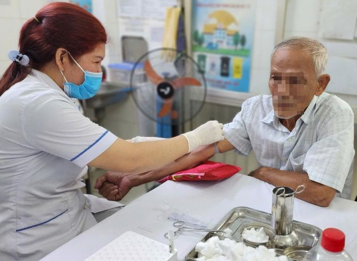 Chăm sóc sức khỏe người cao tuổi tại Bệnh viện Thống Nhất (TPHCM).