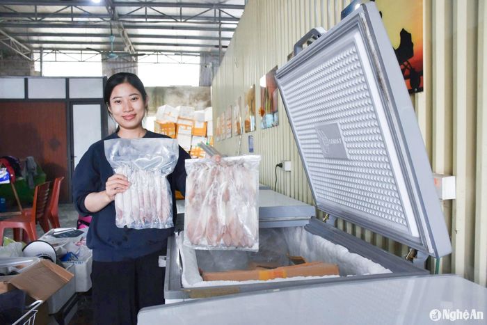 Mực ống, mực khô, mực một nắng là những mặt hàng được ưa chuộng trong dịp Tết. Do đó, các kho đông đang tích cực trữ hàng đáp ứng nhu cầu thị trường. Ảnh: Thanh Phúc