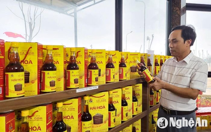 Là hàng Tết nên mẫu mã cũng có nhiều thay đổi, chủ yếu đóng chai thủy tinh, có hộp giấy sang trọng, thể tích đa dạng từ 200ml-1.000ml đáp ứng nhu cầu của khách. Ảnh: Thanh Phúc