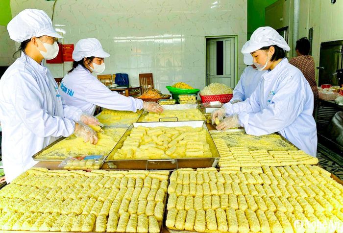 Các sản phẩm như: tôm chiên xù, chả cá, chả mực… được các cơ sở chuẩn bị số lượng lớn, chế biến, cấp đông và xuất đi các tỉnh, thành trong cả nước. Ảnh: Thanh Phúc