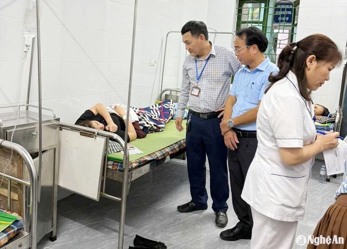 Chi cục An toàn Vệ sinh Thực phẩm tỉnh Nghệ An và Ủy ban nhân dân huyện Nghi Lộc có mặt nắm bắt tình hình bệnh nhân và thực hiện công tác điều tra vụ việc. Ảnh: Thành Chung