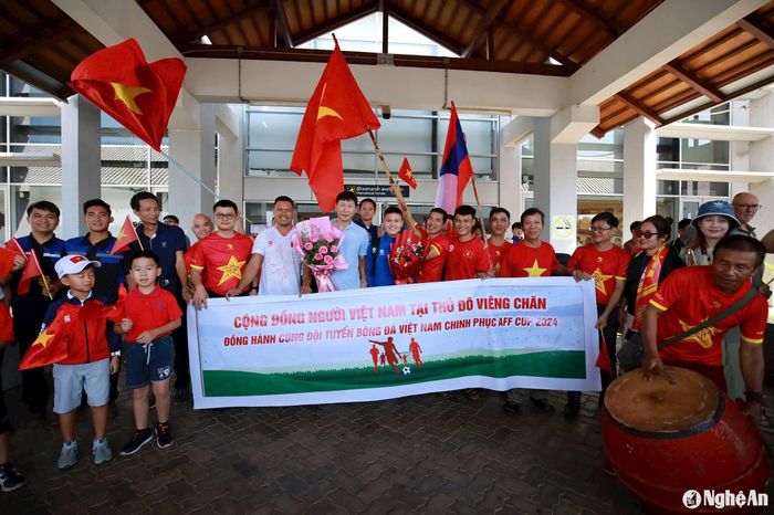 Có khá đông cổ động viên Việt Nam ra sân bay chào đón thầy trò HLV Kim Sang-sik. Ảnh: Hải Hoàng