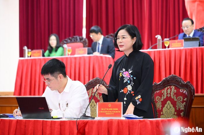Giám đốc Sở Y tế Lê Thị Hoài Chung trả lời chất vấn. Ảnh: Thành Cường