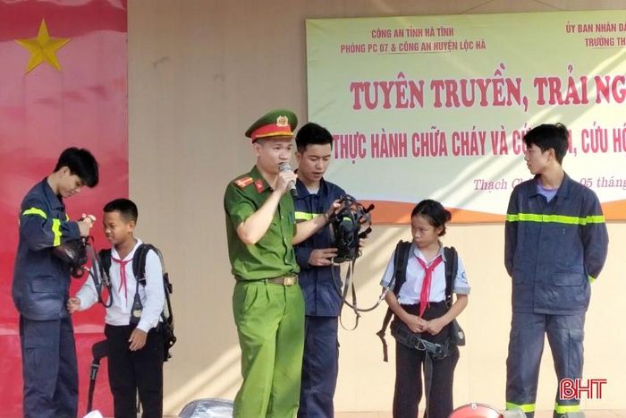  Phòng Cảnh sát PCCC&amp;CNCH phối hợp với Công an huyện Lộc Hà tổ chức tuyên truyền, trải nghiệm, thực hành chữa cháy và cứu nạn cứu hộ cho học sinh Trường Tiểu học Thạch Châu. 
