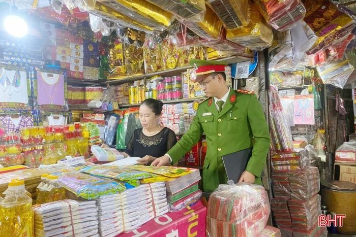  Cán bộ Phòng Cảnh sát PCCC&amp;CNCH (Công an tỉnh) hướng dẫn tiểu thương tại chợ TP Hà Tĩnh các biện pháp bảo đảm an toàn phòng cháy. 
