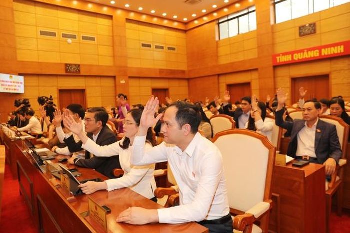 Các đại biểu HĐND tỉnh Quảng Ninh biểu quyết thông qua nghị quyết tại Kỳ họp thứ 23 (Ảnh: CTV).