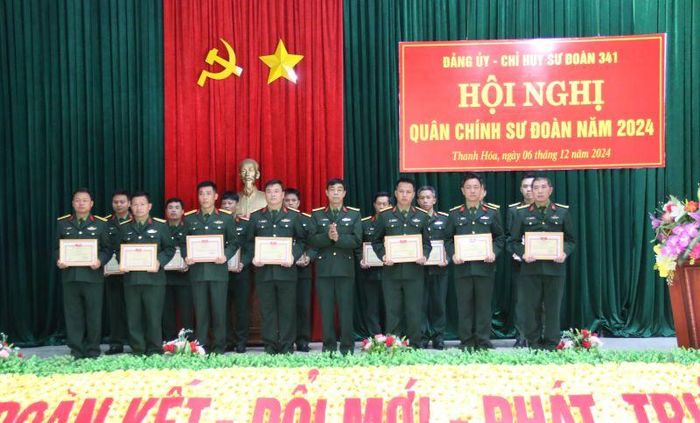 Đảng ủy Sư đoàn 341 khen thưởng các tập thể, cá nhân có thành tích xuất sắc trong thực hiện nhiệm vụ năm 2024.