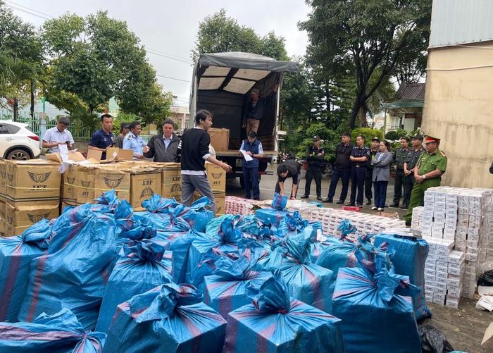 Tiêu hủy thuốc lá điếu nhập lậu. Ảnh: V.T