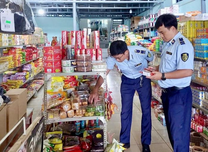 Các Đội QLTT tăng cường kiểm tra việc chấp hành các quy định của pháp luật về quản lý chất lượng hàng hóa đối với thực phẩm. Ảnh: V.T