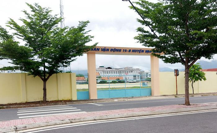 Sân vận động huyện Vạn Ninh nơi gắn bó một thời tuổi thơ.