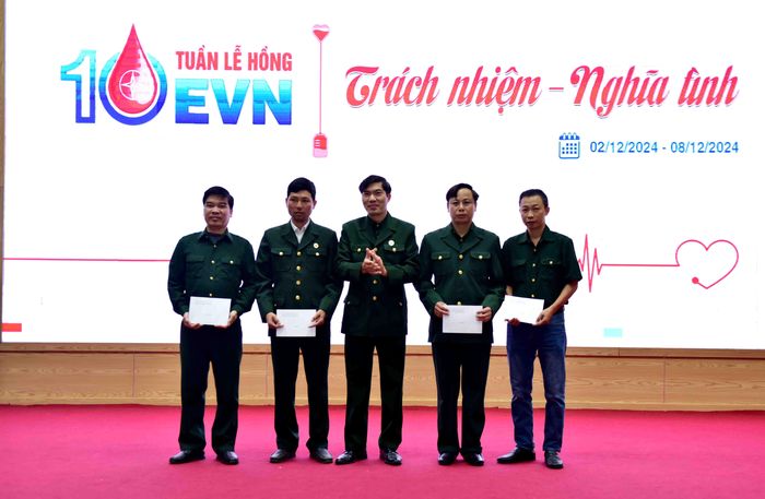 Hội Cựu chiến binh Đảng ủy khối Các cơ quan và Doanh nghiệp tỉnh khen thưởng hội viên.