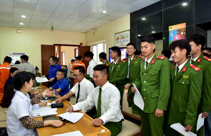 Các tình nguyện viên làm thủ tục tham gia hiến máu.