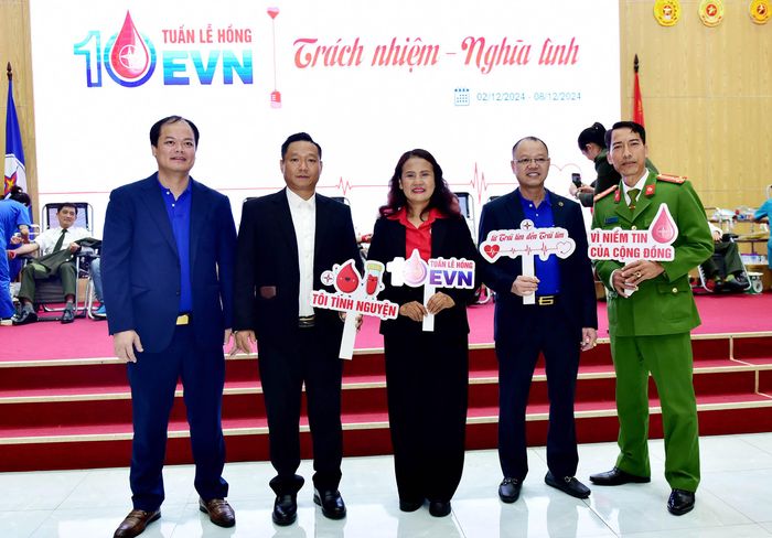 Chụp ảnh lưu niệm.