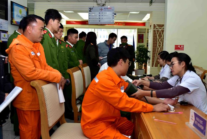 Cán bộ PC Lai Châu làm thủ tục hiến máu.