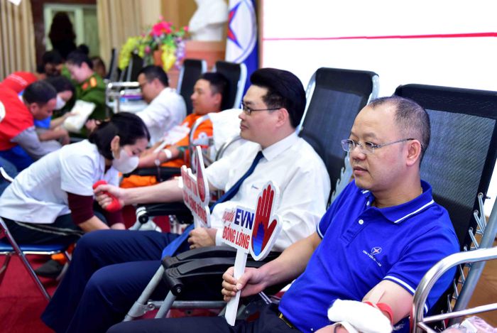 Lãnh đạo PC Lai Châu tham gia hiến máu.