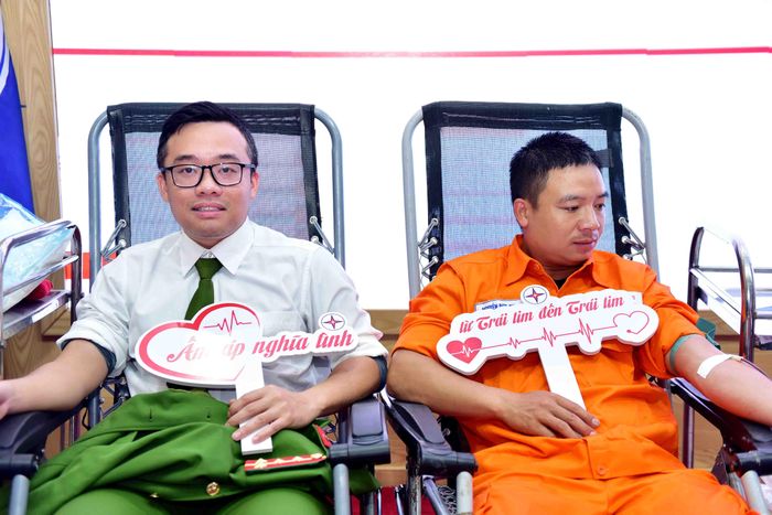 Các tình nguyện viên thực hiện hiến máu.