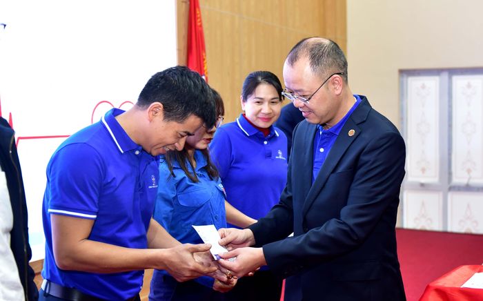 Đồng chí Trần Kim Long – Giám đốc PC Lai Châu khen thưởng các cá nhân tiêu biểu.