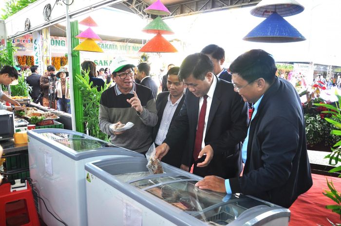 Lãnh đạo thành phố Đà Lạt tham quan gian hàng của các doanh nghiệp Quận 8, TP Hồ Chí Minh