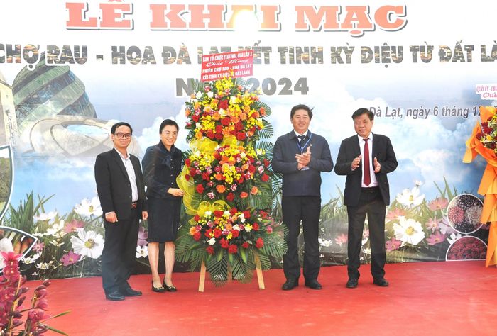 Lãnh đạo thành phố Đà Lạt tặng hoa cho Ban tổ chức Phiên chợ